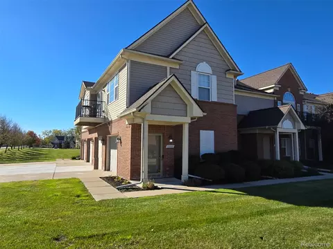 20002 Hidden Oaks Dr, Brownstown, MI 48183