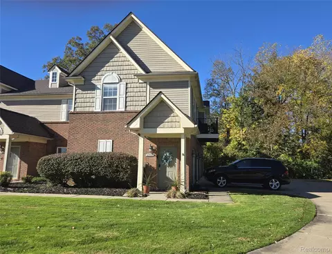 27239 Hidden Oaks Dr, Brownstown, MI 48183