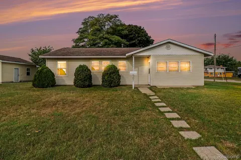 302 S Ferry St, Ludington, MI 49431