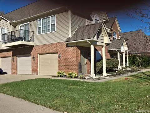 27343 Hidden Oaks Dr, Brownstown, MI 48183