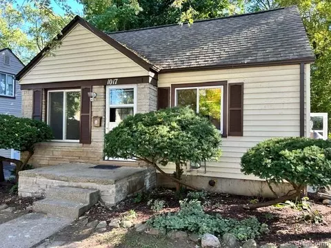 1017 Canterbury Dr, Pontiac, MI 48341