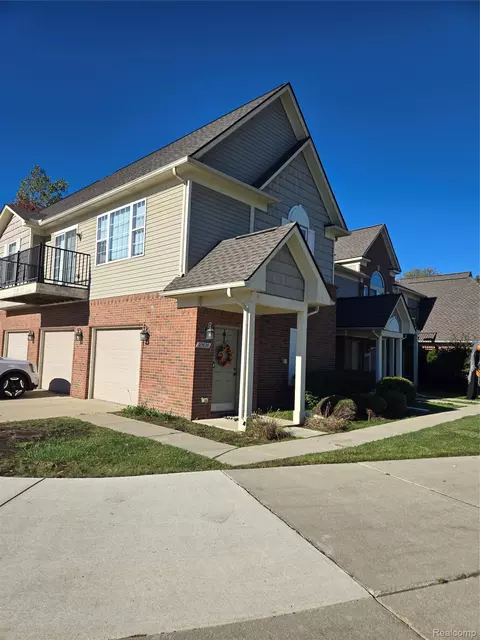 27620 Hidden Oaks Dr, Brownstown, MI 48183