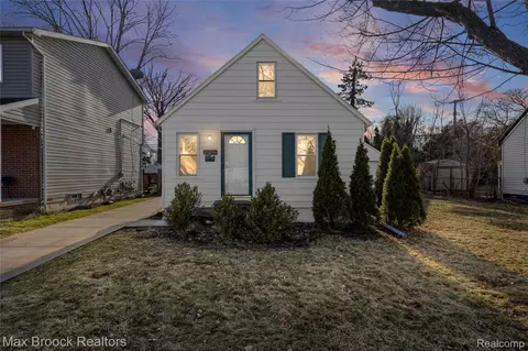20240 Hollywood St, Harper Woods, MI 48225