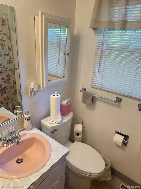 Bath - 703 Algonquin Ave, Flint, MI 48507 photo 1 of 3