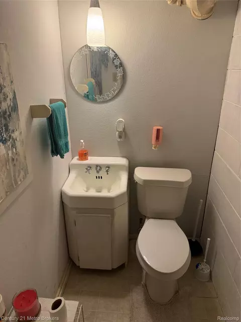 Bath - 703 Algonquin Ave, Flint, MI 48507 photo 3 of 3