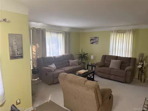 Living - 703 Algonquin Ave, Flint, MI 48507 photo 2 of 4