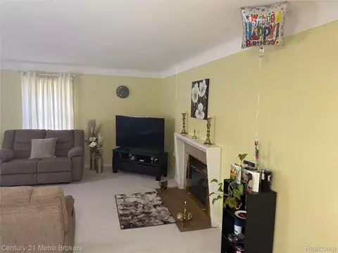 Living - 703 Algonquin Ave, Flint, MI 48507 photo 1 of 4