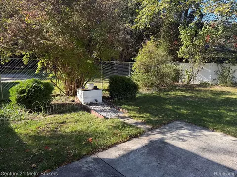 Exterior - 703 Algonquin Ave, Flint, MI 48507 photo 6 of 8
