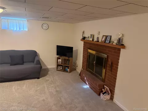 Living - 703 Algonquin Ave, Flint, MI 48507 photo 4 of 4