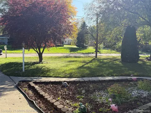 Exterior - 703 Algonquin Ave, Flint, MI 48507 photo 2 of 8