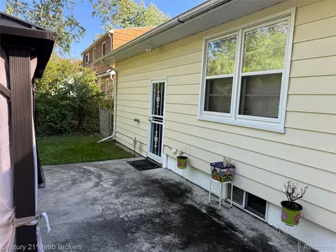 Exterior - 703 Algonquin Ave, Flint, MI 48507 photo 4 of 8