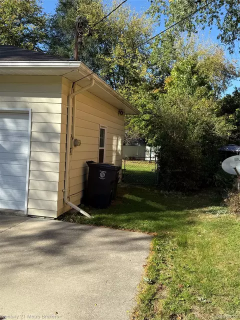 Exterior - 703 Algonquin Ave, Flint, MI 48507 photo 5 of 8