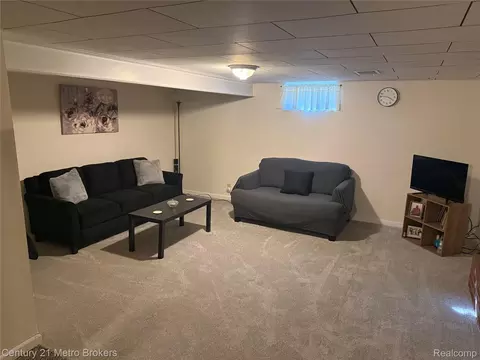 Living - 703 Algonquin Ave, Flint, MI 48507 photo 3 of 4