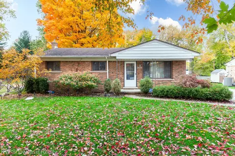 39325 Elmite St, Harrison, MI 48045