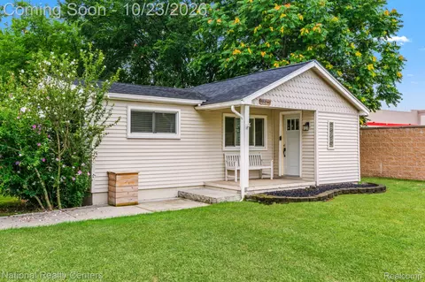 18240 Sycamore St, Roseville, MI 48066