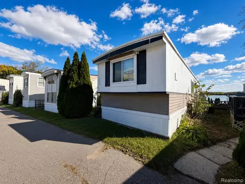 11048 Silver View Ct, South Lyon, MI 48178