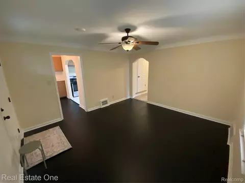 Living - 7515 Coleman St, Dearborn, MI 48126 photo 3 of 4