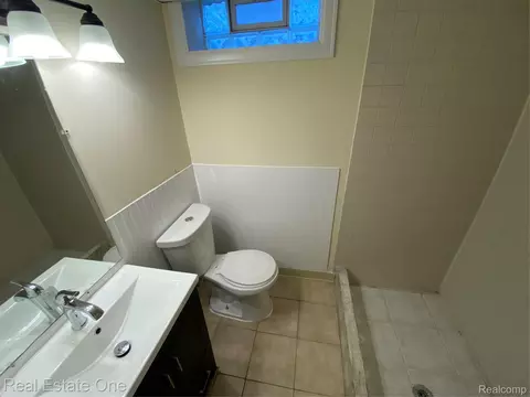 Bath - 7515 Coleman St, Dearborn, MI 48126 photo 5 of 6