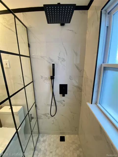 Bath - 7515 Coleman St, Dearborn, MI 48126 photo 4 of 6