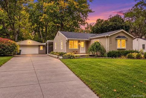 2610 Culbertson Ave, Rochester Hills, MI 48307