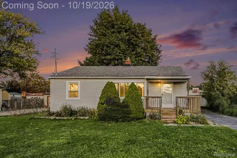 2024 Crescent Lake Rd, Waterford, MI 48329