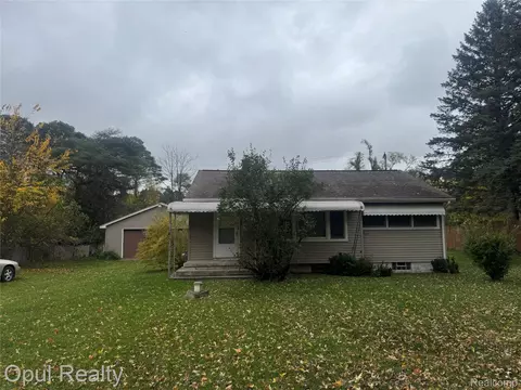 885 Sebek St, Oxford, MI 48371