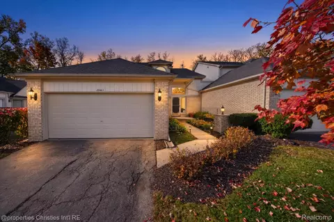 29461 Cove Creek Ln, Farmington Hills, MI 48334