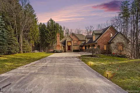12901 Sleigh Trl, Milford, MI 48380