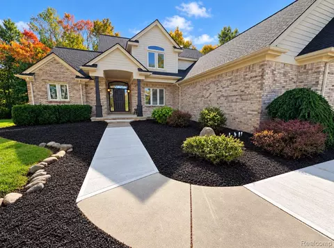 8149 Carpathian Dr, White Lake, MI 48386
