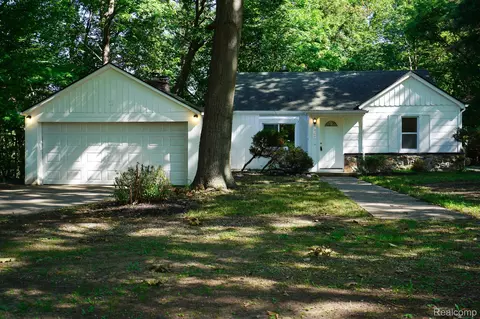 24300 Simmons Ave, Southfield, MI 48033