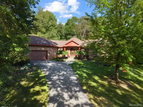328 Kingslyn Farms Ct, Brandon, MI 48371