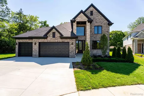 913 Kimberly Ct, Troy, MI 48098