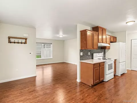 Living - 520 Cass St, Monroe, MI 48161 photo 4 of 4