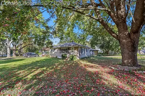 3460 Watkins Lake Rd, Waterford, MI 48328