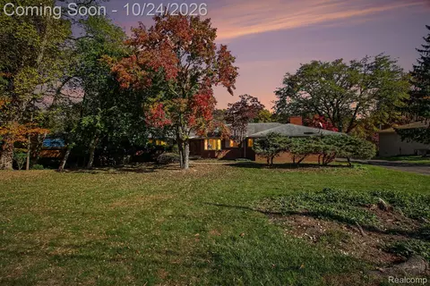 28632 Herndonwood Dr, Farmington Hills, MI 48334