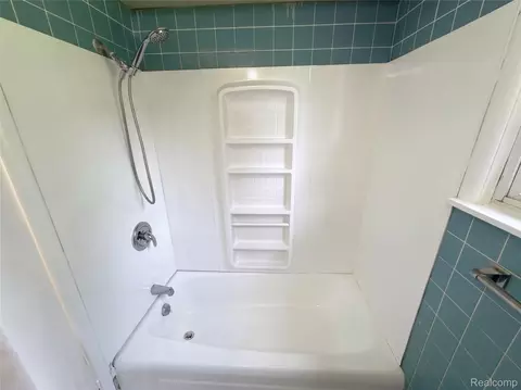 Bath - 510 Gregory Pl, Leoni, MI 49202 photo 3 of 3