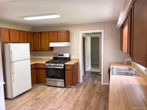 Kitchen - 510 Gregory Pl, Leoni, MI 49202 photo 2 of 3