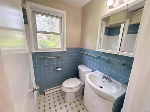 Bath - 510 Gregory Pl, Leoni, MI 49202 photo 2 of 3