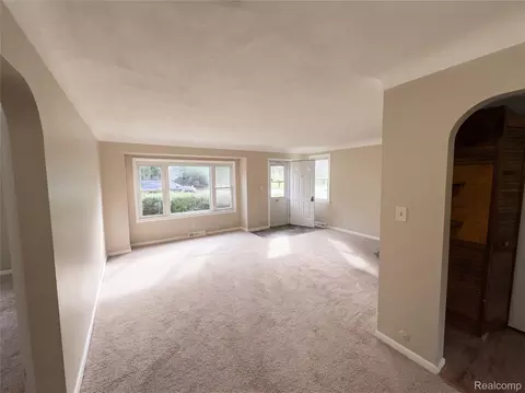 Living - 510 Gregory Pl, Leoni, MI 49202 photo 2 of 3