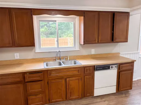 Kitchen - 510 Gregory Pl, Leoni, MI 49202 photo 3 of 3