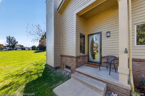 8421 Solca Dr #WHITE, White Lake, MI 48386