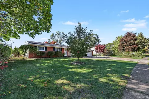 1340 Foreland Dr, Oxford, MI 48371