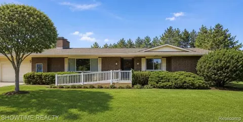 1661 Madeline Dr, Lapeer, MI 48446