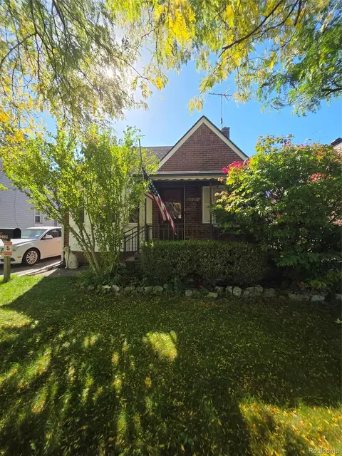 19692 Roscommon St, Harper Woods, MI 48225