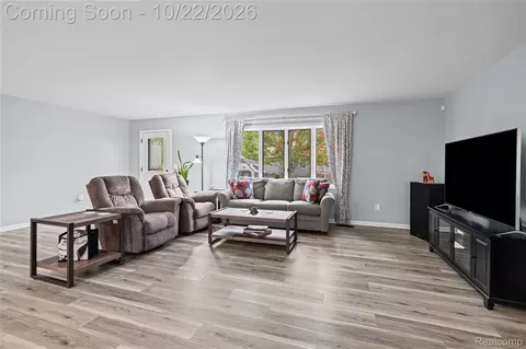 Living - 816 Meadow Dr, Davison, MI 48423 photo 1 of 2