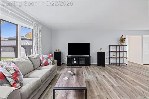 Living - 816 Meadow Dr, Davison, MI 48423 photo 2 of 2