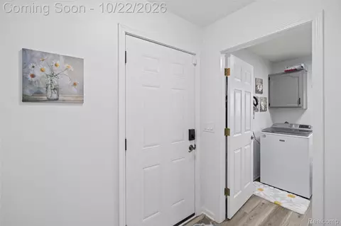 Entry Way - 816 Meadow Dr, Davison, MI 48423 photo 2 of 2