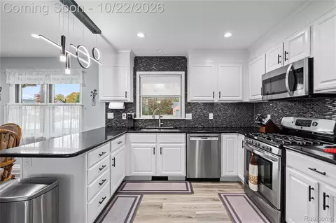Kitchen - 816 Meadow Dr, Davison, MI 48423 photo 2 of 2