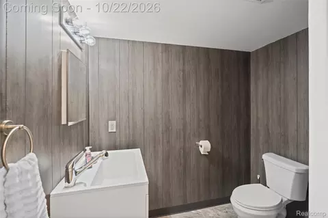 Bath - 816 Meadow Dr, Davison, MI 48423 photo 5 of 6