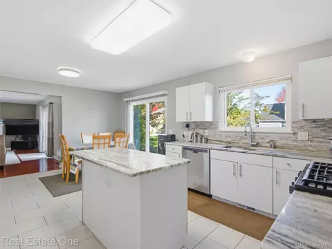 Kitchen - 5606 Adderstone Dr, Independence, MI 48346 photo 4 of 6